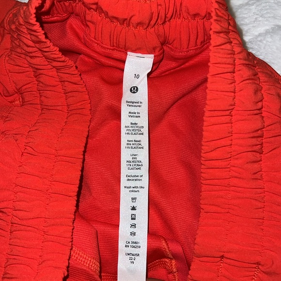 nwot hotty hot lululemon shorts - Picture 3 of 3